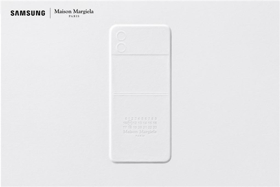 三星Galaxy Z Flip4联名Maison Margiela：打破常规的时尚宣言