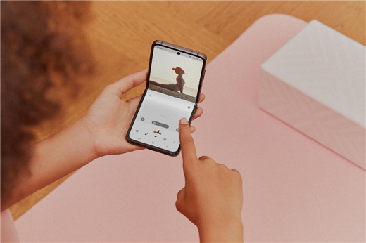 更自由、更灵活、更高效 三星Galaxy Z Flip4立式交互模式受追捧